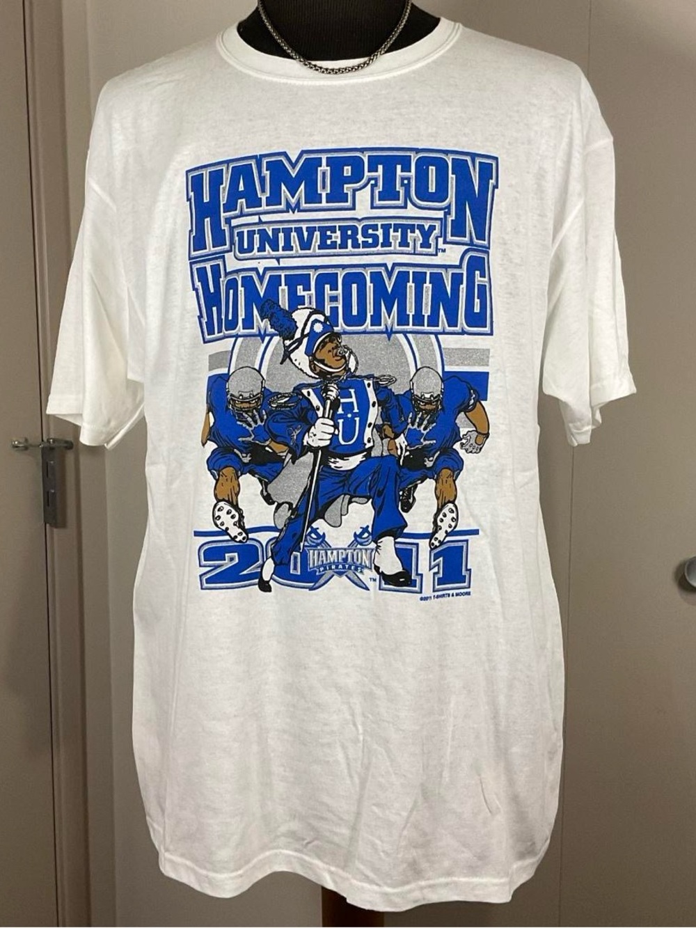 Hampton University Homecoming 2011 Size XL White Graphic T-shirt
